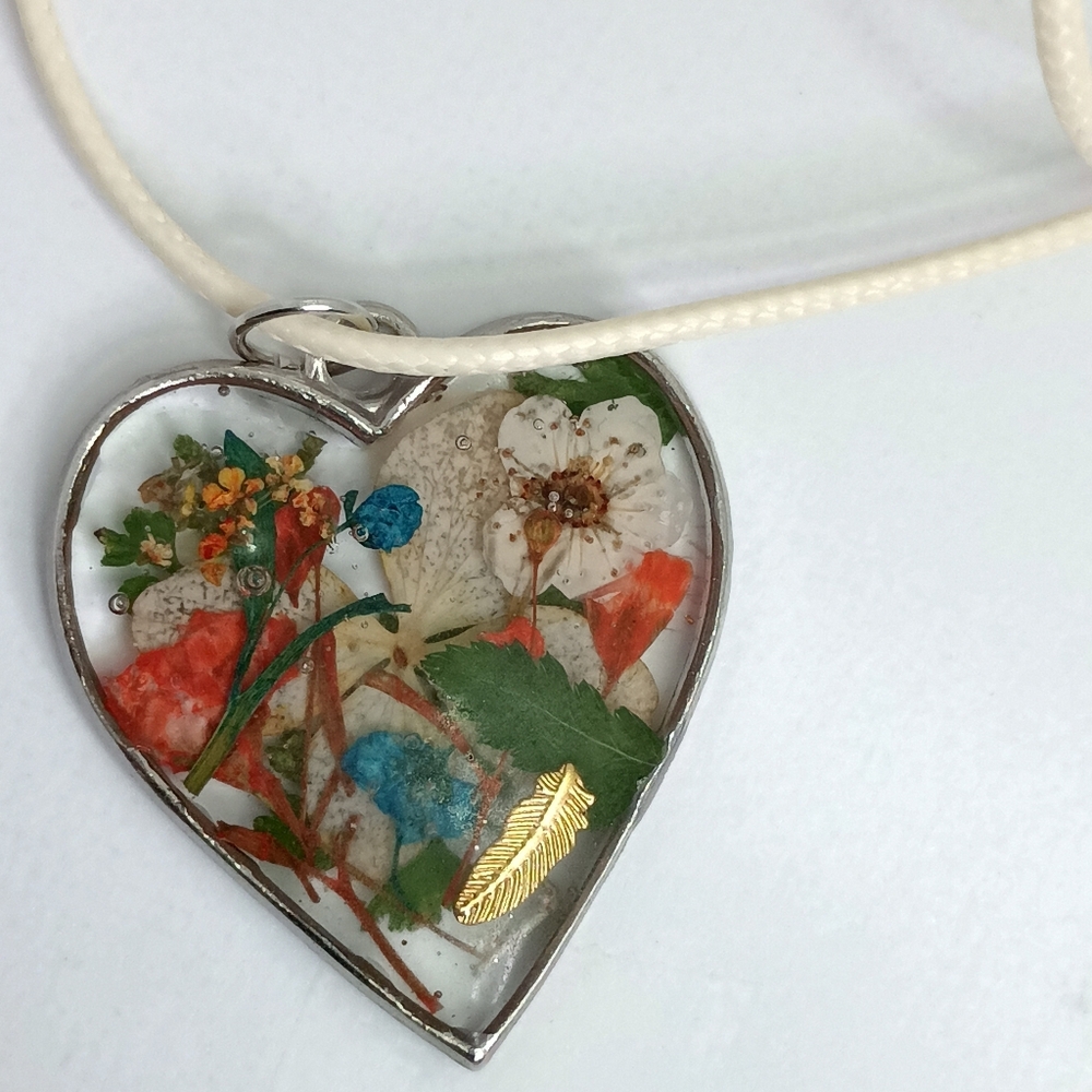 Heart Resin Pendant Necklace with Real Flowers• Luna & Roo - Picture 2 of 4